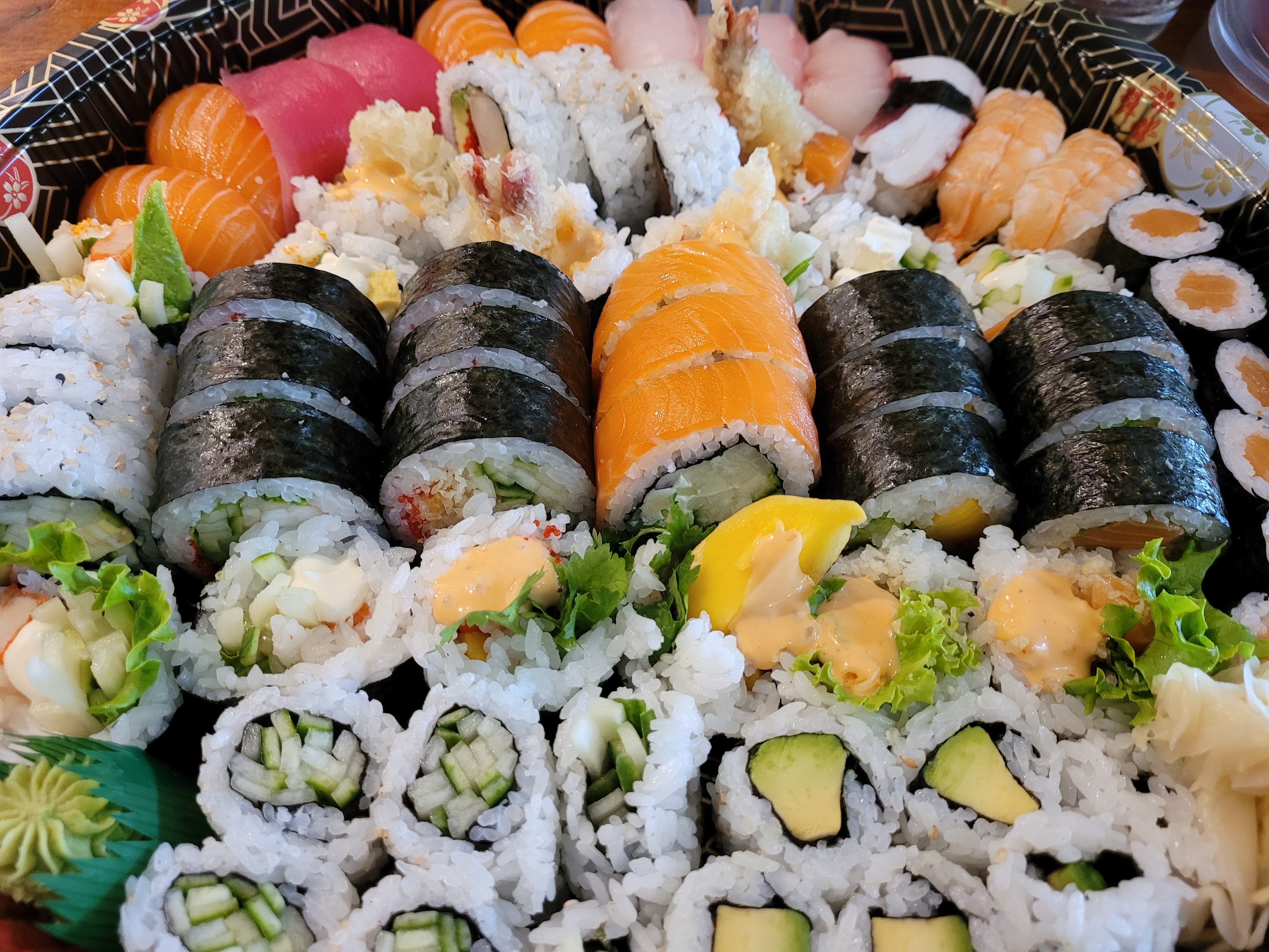 Sushi Maki de luxe (65 Morceaux,4 personnes) #119