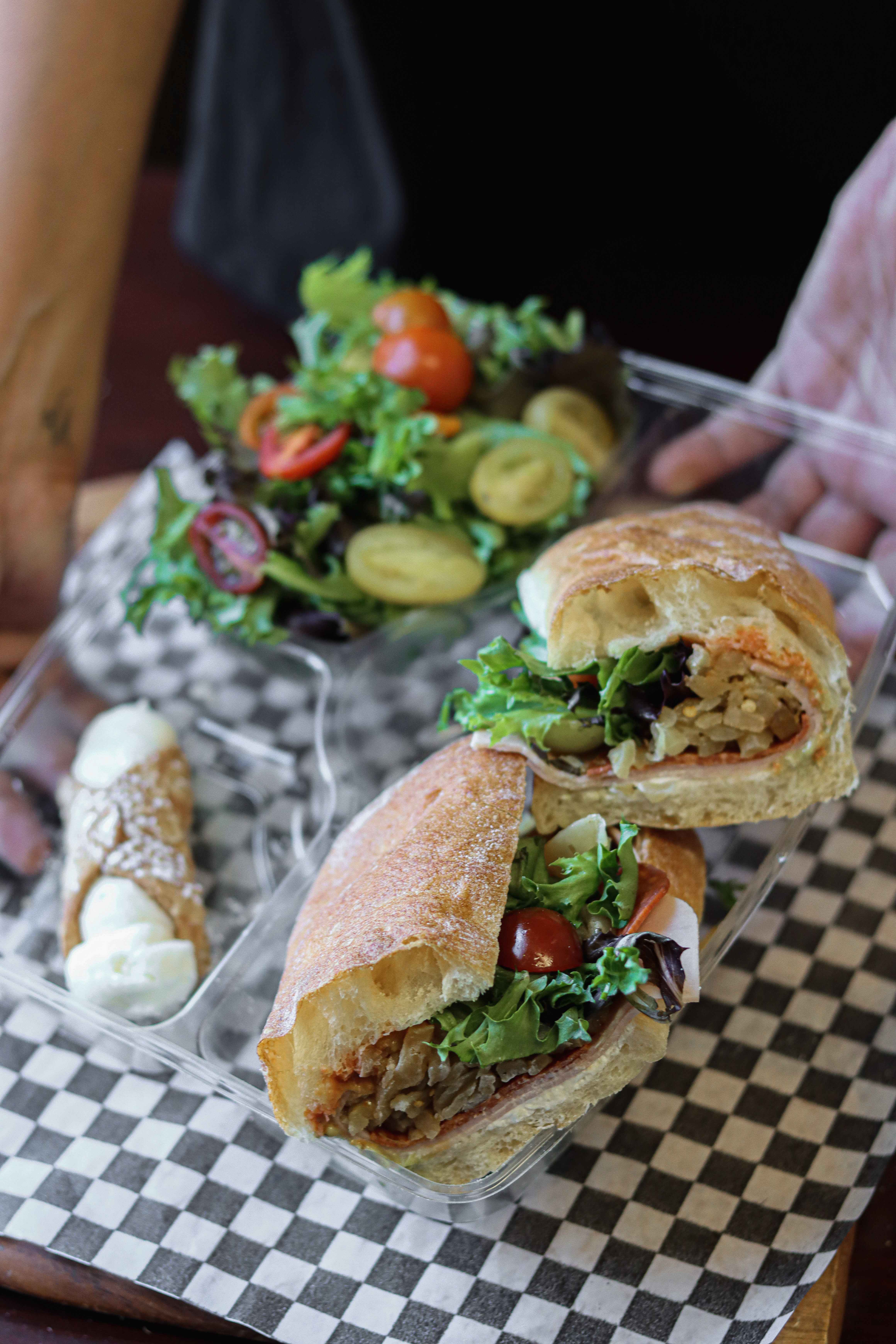 Boîte à lunch - Panini, salade & cannoli