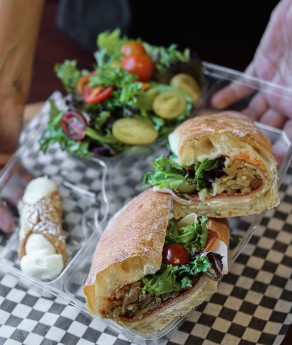 Boîte à lunch - Panini, salade & cannoli