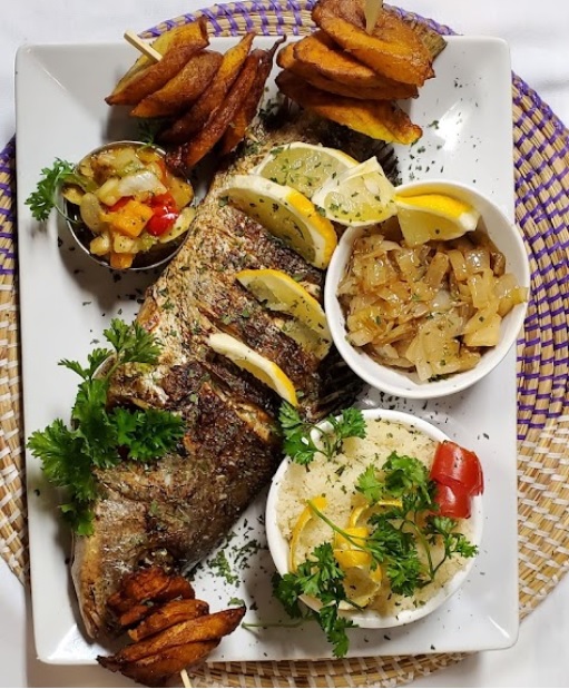 Poissons Tilapia (braisé ou frit) avec alloco et atiéké